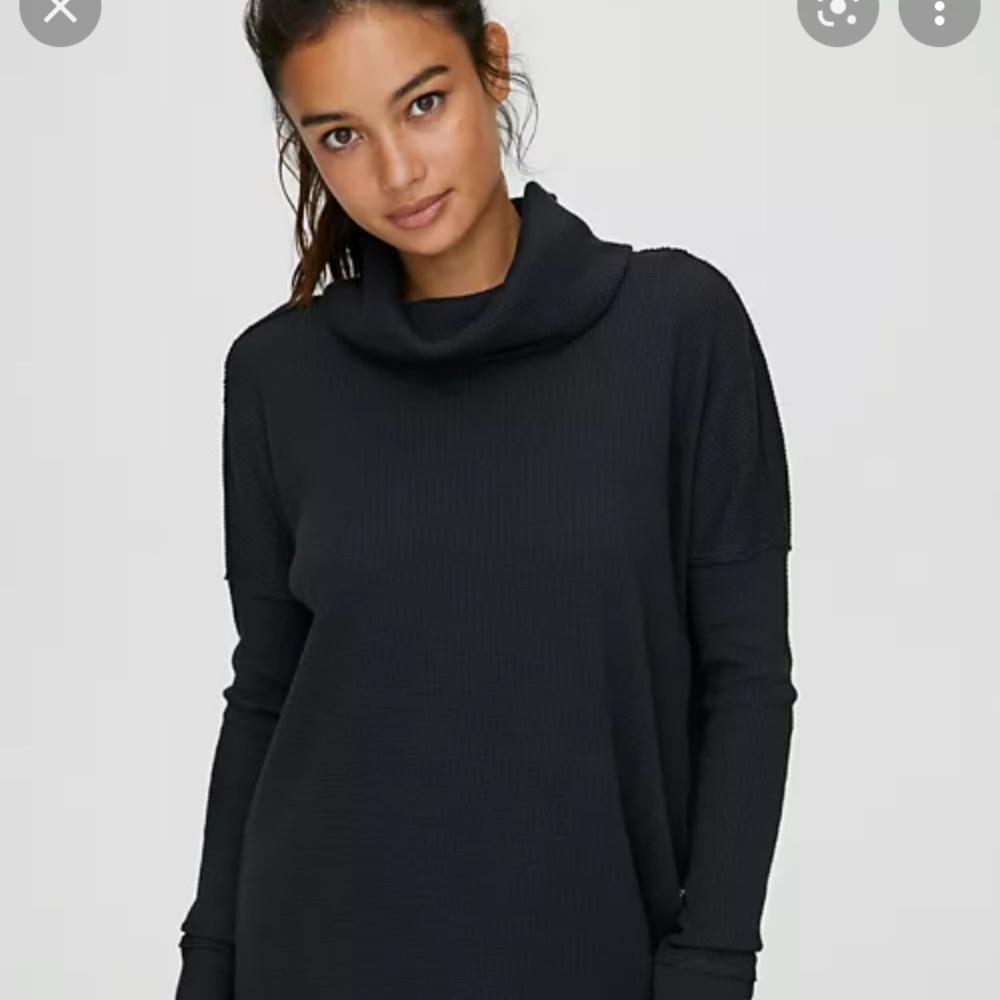 Like new TNA thermal turtle neck size medium